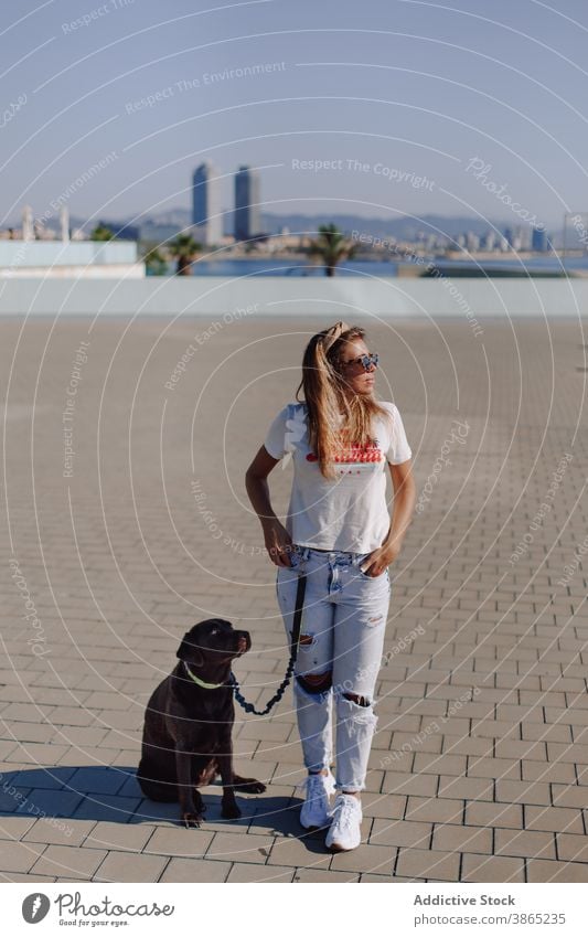 Frau zu Fuß entlang der Straße mit Hund Spaziergang Besitzer anleinen Großstadt labrador retriever niedlich schlendern gehorsam Pandemie Begleiter heimisch