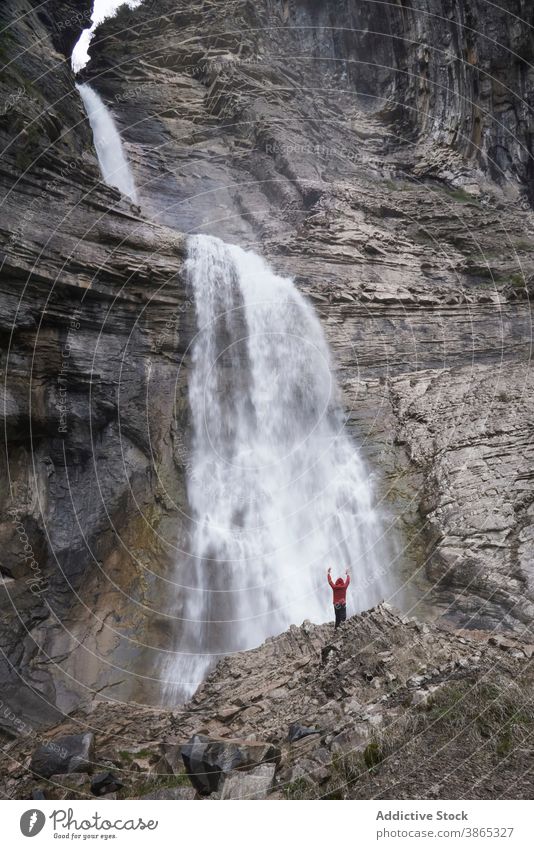 Mann in majestätischem Wasserfall in bergigem Gebiet Berge u. Gebirge Pyrenäen fließen Landschaft Hochland malerisch Hügel Felsen Ordesa-Tal Spanien felsig