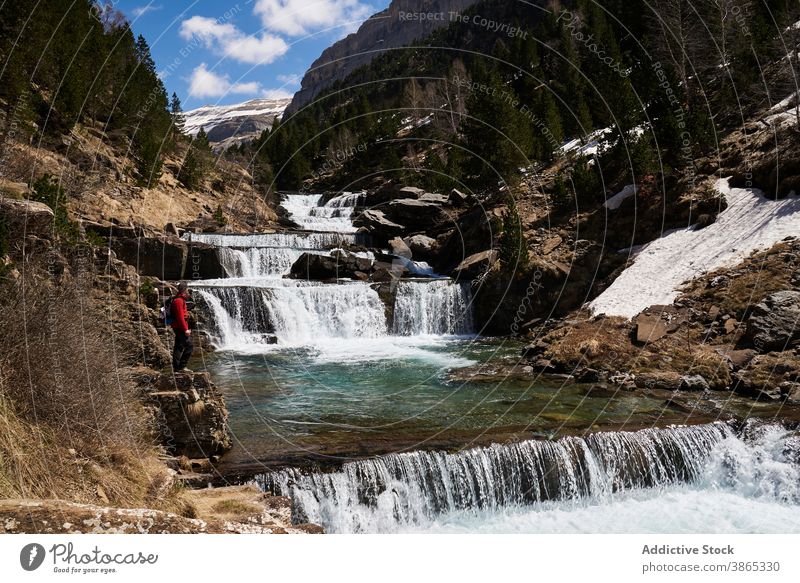 Reisende in der Nähe Kaskade Wasserfall in den Bergen Reisender bewundern Landschaft erstaunlich Berge u. Gebirge Hochland Gelände Pyrenäen Ordesa-Tal Spanien