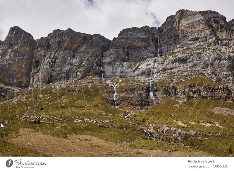 Magnificent Landschaft der Berge auf bewölkten Tag Pyrenäen Berge u. Gebirge Ambitus wolkig Himmel Tal Natur wunderbar Ordesa-Tal Spanien Kamm malerisch