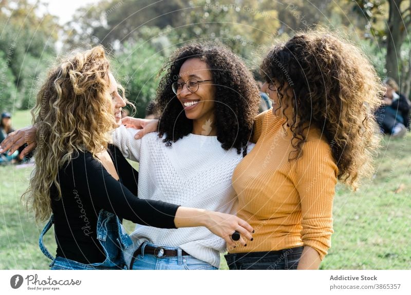 Gesellschaft von Frauen, die sich im Park umarmen Freund Umarmung kuscheln Freundschaft Zusammensein heiter Menschengruppe jung rassenübergreifend multiethnisch