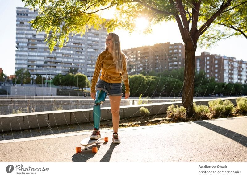 Inhalt Frau mit Longboard im Park Bein Prothesen Bionik Skater künstliches Glied urban Sommer heiter Amputierte deaktivieren Straße Glück Optimist Stadt