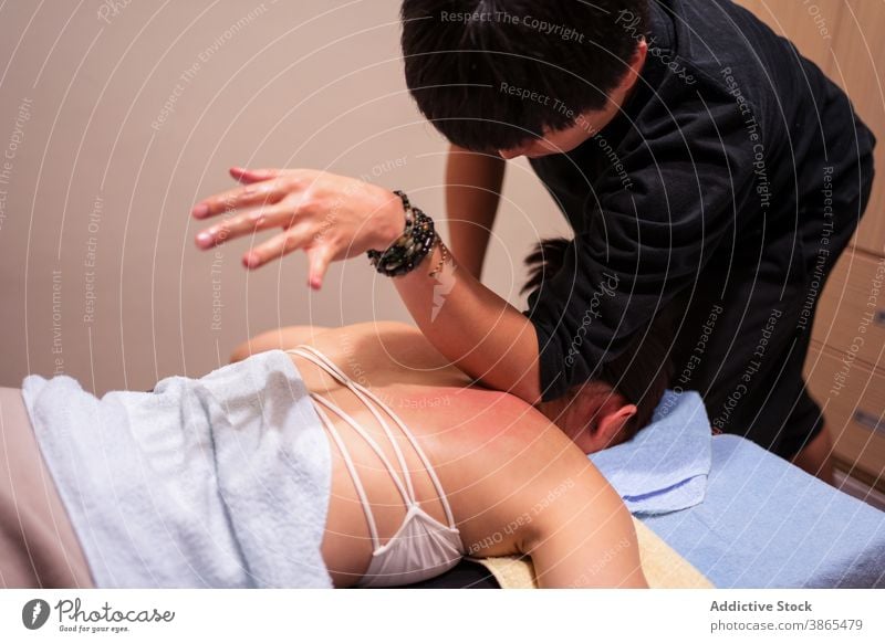 Professioneller Massagetherapeut legt Handtuch auf Patient Masseur geduldig setzen Klient professionell Leckerbissen Pflege Therapie Verfahren Wellness