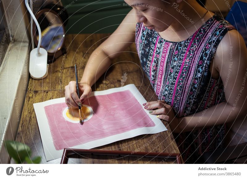 Crop Frau Malerei auf Leinwand Künstler Farbe Bürste Bild kreativ Pinselblume Anstreicher Kunstwerk Handwerkerin Atelier Pigment beschäftigt Design Hobby Arbeit