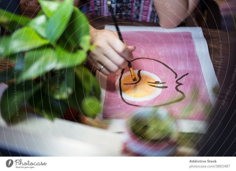 Crop Frau Malerei auf Leinwand Künstler Farbe Bürste Bild kreativ Pinselblume Anstreicher Kunstwerk Handwerkerin Atelier Pigment beschäftigt Design Hobby Arbeit