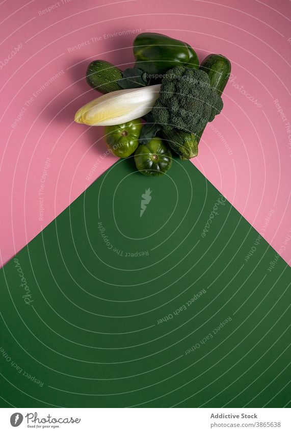 Strauß frisches grünes Gemüse auf bunter Fläche Haufen sortiert Kulisse Brokkoli Zucchini Tomate Paprika Farbe Gesundheit Lebensmittel organisch Vegetarier