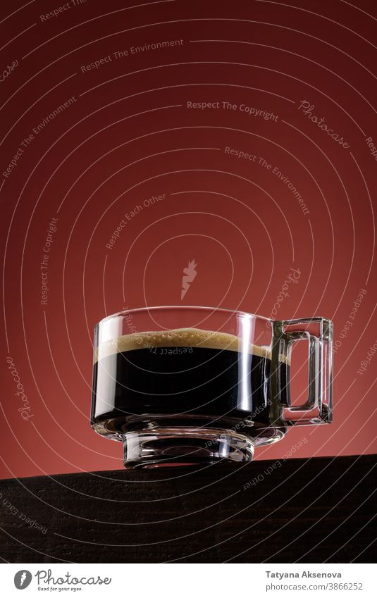 Schwarzer Kaffee in Glastasse Espresso Tasse schwarzer Kaffee Becher trinken Getränk Frühstück dunkel heiß braun Aroma Koffein