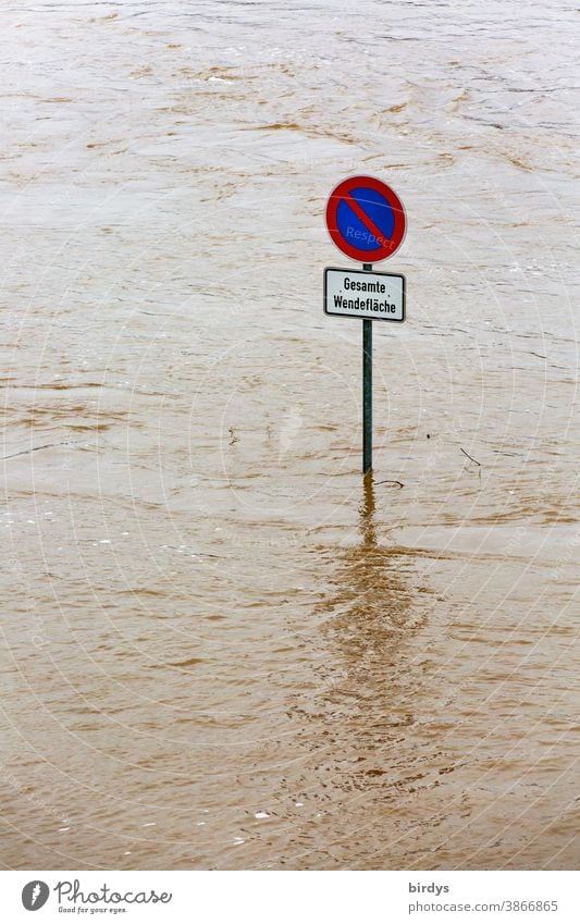 Überschwemmte Straße nach Hochwasser, es schaut nur ein Straßenschild aus den Fluten Überschwemmung Klimawandel Fluss Katastrophe Klimaerwärmung überflutet