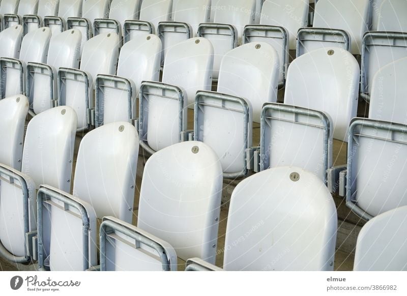 leere Sitzreihen einer Zuschauertribüne / Plastikstühle / Bestuhlung Tribüne Plastikstuhl Sesseltribüne Plastiksitze Zuschauerraum hochgeklappt Sitzgelegenheit