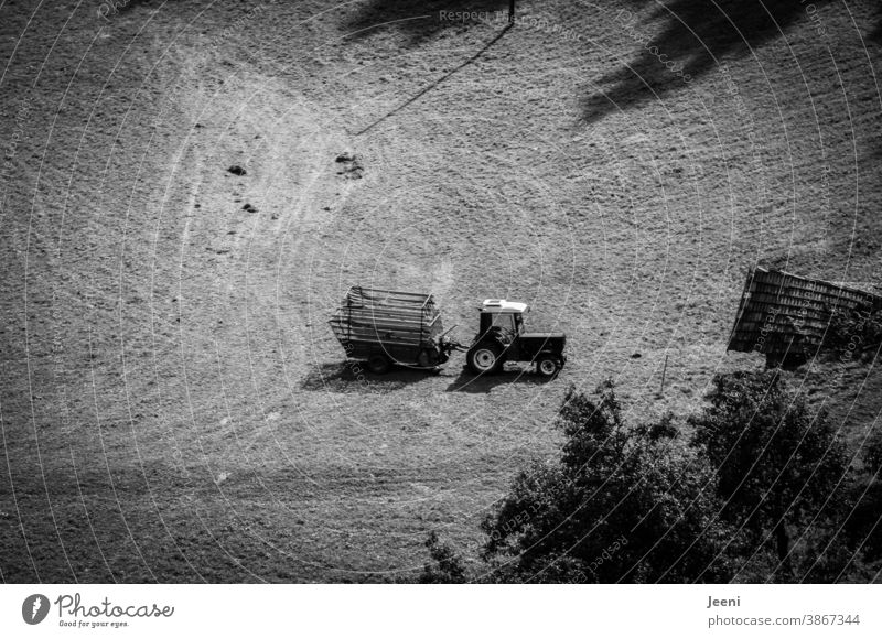 Kleiner Traktor mit Anhänger auf einer Almwiese in den Bergen aus der Vogelperspektive Trecker Alpen klein Berge u. Gebirge Ferien & Urlaub & Reisen Sommer Heu
