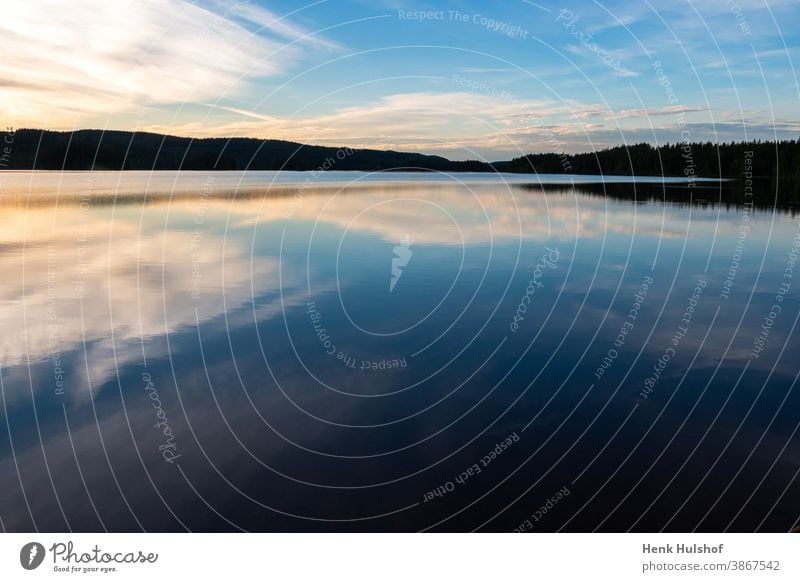 Schöner Abendblick zur blauen Stunde über den Safssjon-See Hintergrund schön wunderschöne Landschaft Blaue Stunde Fotografieren Windstille ruhiges Wasser Wolken