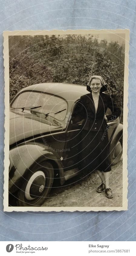 altes Foto Frau mit Auto Außenaufnahme Oldtimer Nostalgie Schwarzweißfoto