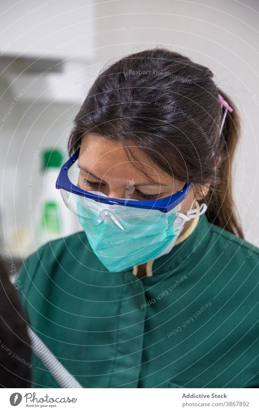 Männlicher Arzt mit Gesichtsmaske und Gesichtsschild behüten Beruf Gesundheitswesen Arbeit Regal schützend Pflege Schutzschild professionell Uniform Mundschutz
