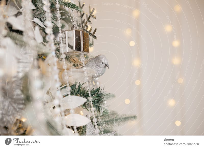Christbaumschmuck: Glasspielzeug für Weihnachten, flackernde Girlanden. Konzept: ein Beispiel für das Innere eines Wohnzimmers eines Wohnhauses. Bild für Grußkarte oder Poster