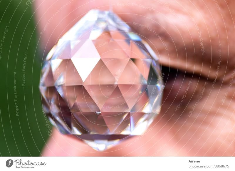 auf der Suche nach Objektivität Kristall Kugel Hypnose Glas wahrsagen Facetten Auge Blick Prophezeiung glänzen Kristallglas optisch Optik sehen beobachten