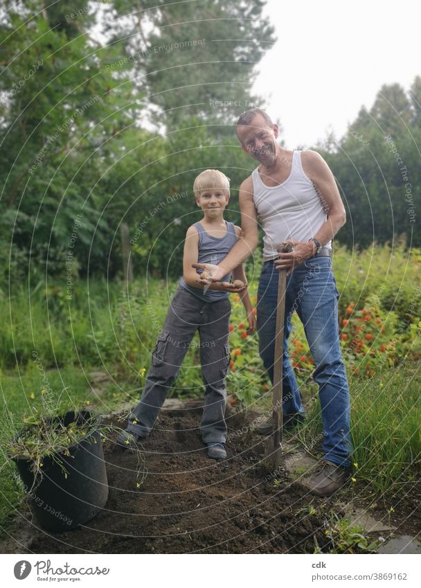 Kindheit | Kartoffelernte II Ernte zufrieden glücklich Opa Enkel gemeinsam zusammen Aktion arbeiten ausgraben zeigen Garten Erde Hobby urban gardening Eimer