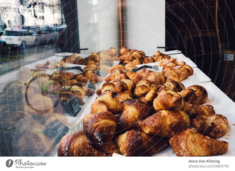 Croissants im Schaufenster Spiegelung Fahrrad autos Scheibe auslage Französisch Café Italienisch Blätterteig knusprig Gebäck lecker süß Lebensmittel Bäckerei