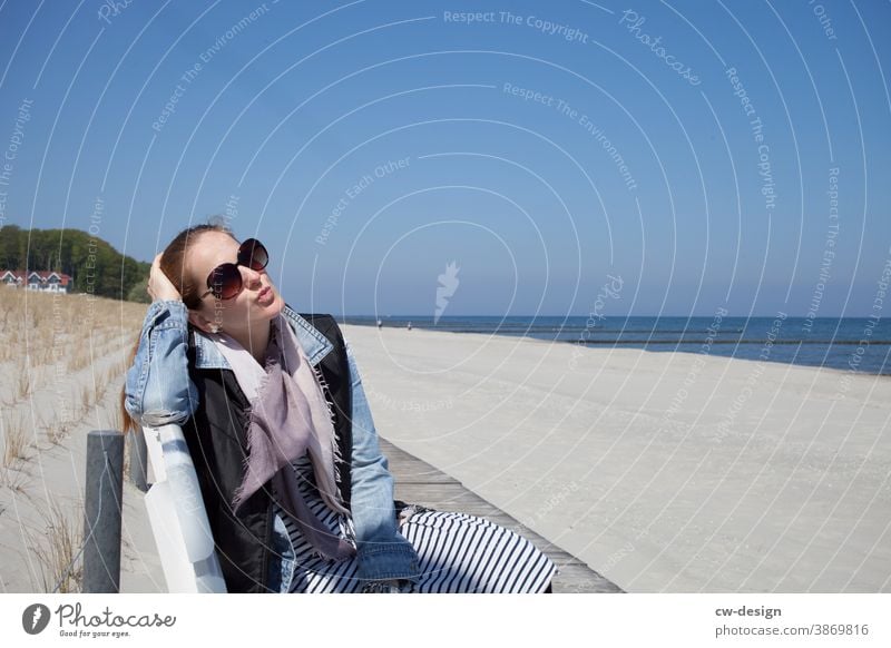 Frau in Kölpinsee Ostsee Strand Himmel Wasser Erholung