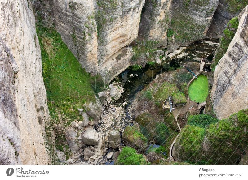 Landschaft in der Schlucht des Flusses El Tayo in Ronda, Spanien Klippe Felsen strömen Andalusia Andalusien Natur Berge u. Gebirge gebirgig Europa Wahrzeichen