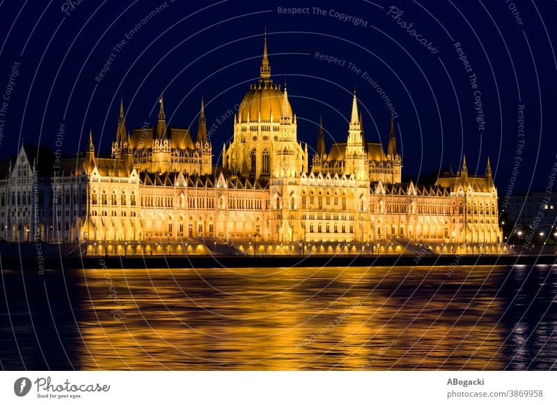 Ungarisches Parlamentsgebäude in Budapest bei Nacht Gebäude Ungarn Donau Fluss Wahrzeichen Denkmal beleuchtet Illumination Lichter Reflexion & Spiegelung Wasser