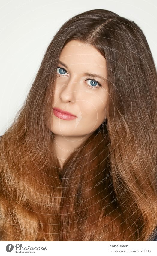Haarpflege- und Schönheitsporträt, schöne Model-Frau mit langem braunem gesundem Haar, Naturfrisur 30s Marke brünett Kampagne Pflege Kaukasier Clip Clips Farbe
