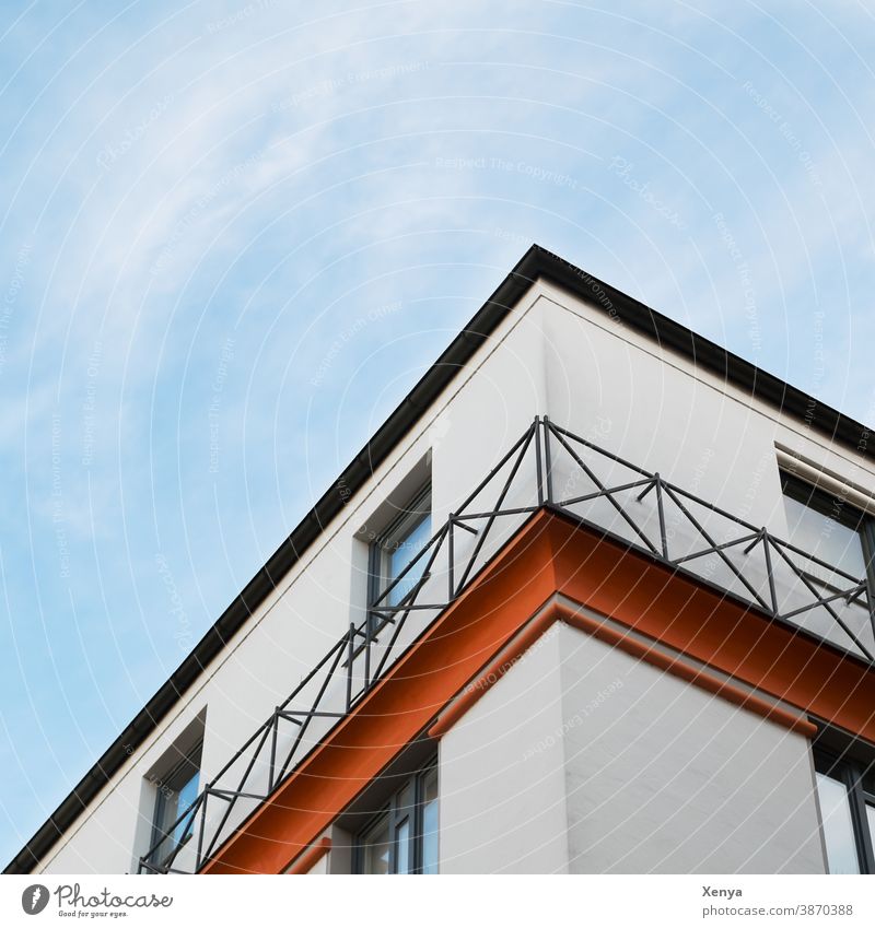 Haus von unten weiß rot Froschperspektive Wolken Himmel Neubau Fassade Menschenleer Architektur modern