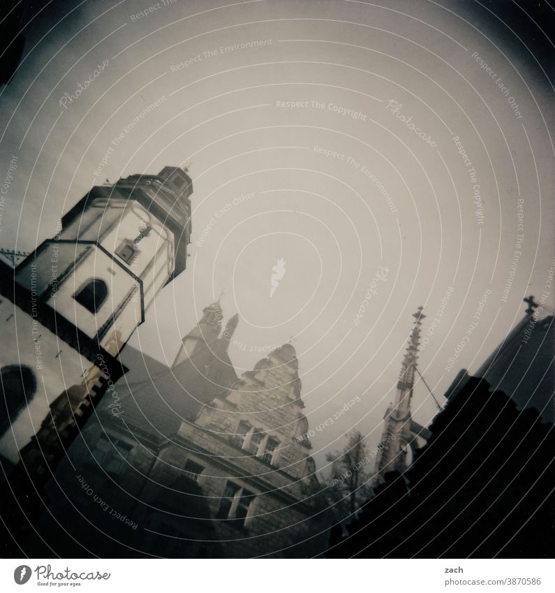 1300 | grau ist alle Illusion Altstadt Ort Stadt Kirche Holga analog Dia Lomografie Scan Turm Doppelbelichtung Haus Architektur