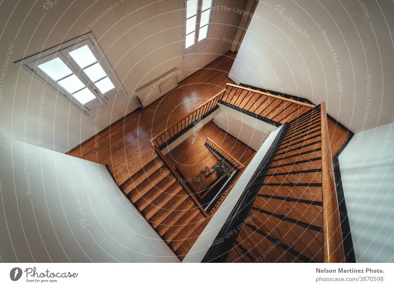 Quadratische Treppenperspektive, abstrakte Architektur. Gebäude Holz Innenbereich Lifestyle Design klassisch Konzept erbaut geometrisch Schritt Struktur