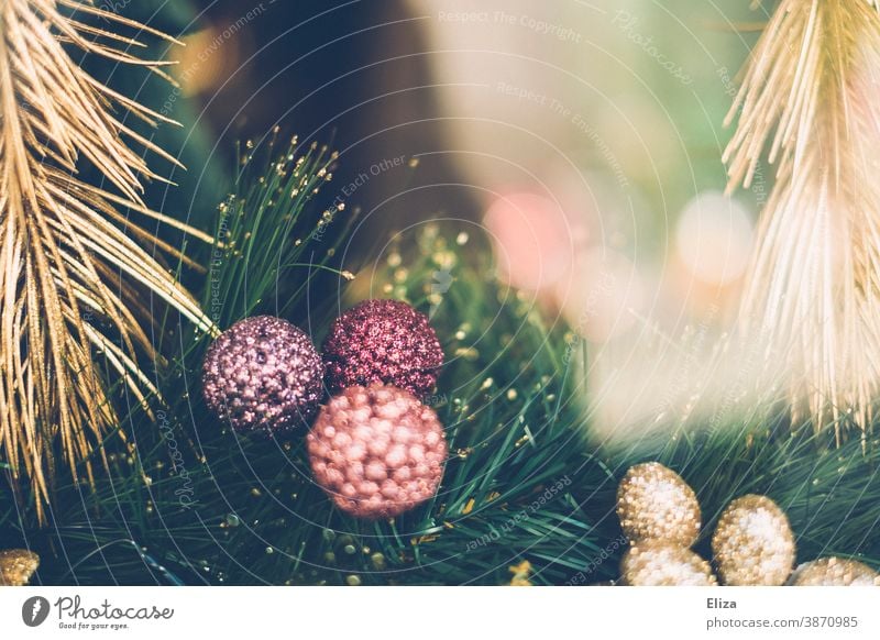 Glitzernde goldene und pastellfarbene Weihnachtsdekoration Christbaumkugeln Tannenzweige glitzernd Pastellfarben pink lila hübsch Weihnachten