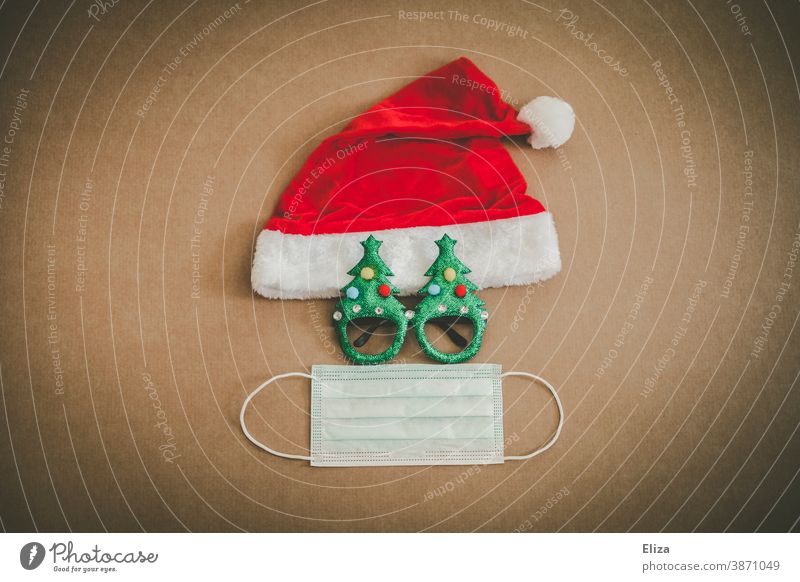 Weihnachten während Corona Konzept mit Weihnachtsmütze, lustiger Brille und Mundschutz Maske. weihnachtlich Weihnachten & Advent Nikolausmütze Mundnasenschutz