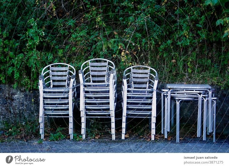 Metallstühle auf der Straße Stühle Stuhl metallisch Straßenfotografie Sitzgelegenheit leer Stuhlreihe Bestuhlung Platz sitzen Farbfoto Möbel Tische