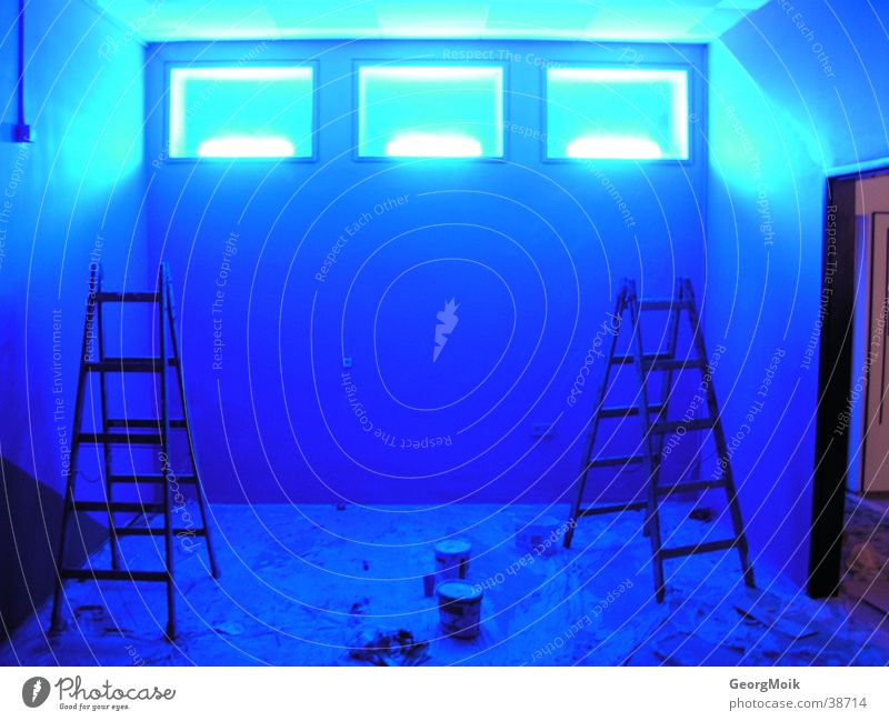 fensterln Licht Warnleuchte Fenster Fototechnik blau Raum streichen Stehleiter 3 drei Beleuchtung blue room lights ausmalen