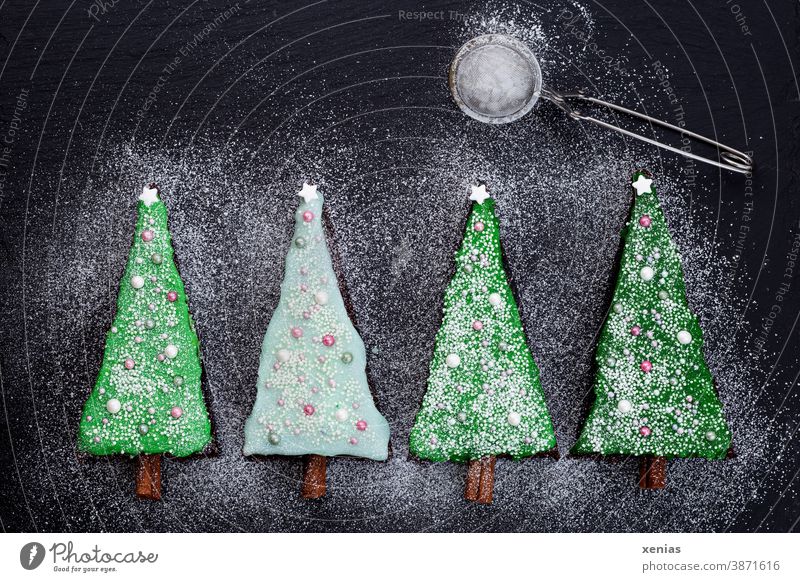 700. / Vier Tannenbäume mit Zuckerguss, Puderzucker und Mond Weihnachten Tannenbaum backen Kuchen Weihnachten & Advent xenias 4 Baum grün Zuckerperlen festlich