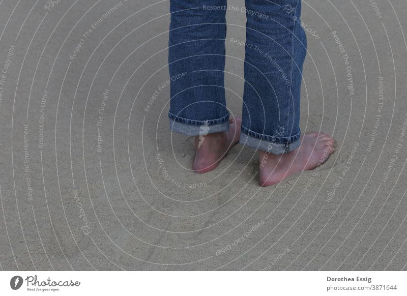 Barfuß im Sand Füße nackte Füße Männerfüße Strand Nahaufnahme farbig Jeans Tag Außenaufnahme Meer stehen Farbfoto