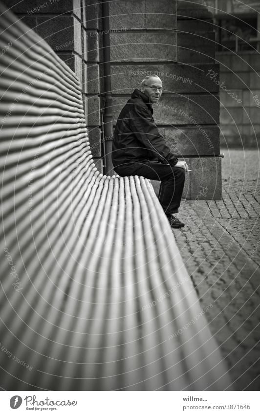 Allein. Die Suche nach Nähe - Warten auf Gesellschaft Senior Mann sitzen Bank allein Einsamkeit lange Bank einsam Lebensabend Abstand Einzelgänger