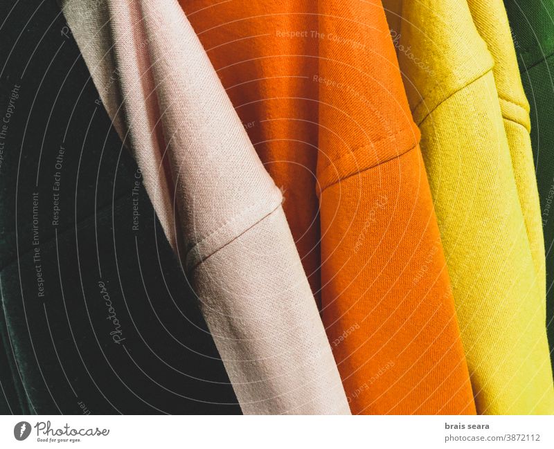 Mehrfarbige Sweatshirts auf der Garderobe Mode Farben Kleidung Sauberkeit Wäscherei mehrfarbiger Hintergrund Kaufhaus Werkstatt heimwärts Eleganz Rippeln