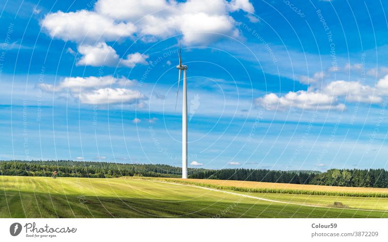 Windturbine umgeben von landwirtschaftlichem Land Energie Turbine Windmühle regenerativ Detailaufnahme Erzeuger alternativ Elektrizität Technik & Technologie