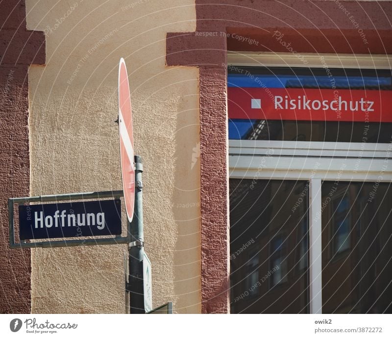 Versicherung Versicherungsbüro Strassenschild Schild Buchstaben Hoffnung Straße Gasse passend Haus Wand Fenster Fassade Sonnenlicht Schatten Detailaufnahme