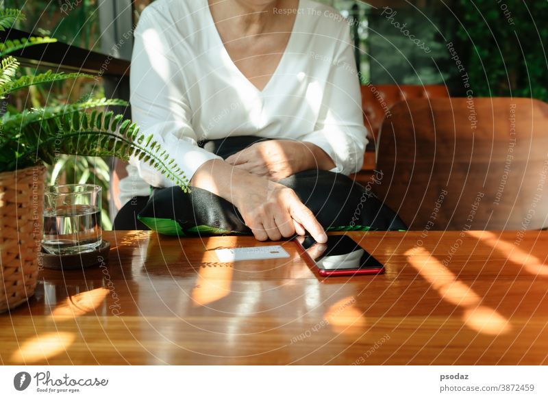 Cyber Monday Sale Concept, Ältere Frau bezahlt für Online-Shopping auf Smartphone 11.11 inserieren Hintergrund Transparente Business kaufen Freigabe Gewerbe