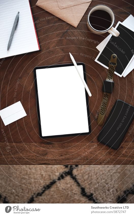 Oben: Ansicht eines Tablet-Computers auf einem Holztisch. Technik & Technologie Business Smartphone digitales Tablett blanko zuschauen Tablette Tisch hölzern