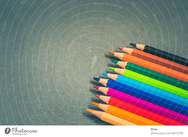 Verschiedenfarbige Buntstifte auf blaugrünem Hintergrund malen bunt verschiedene Stifte Kreativität Schreibwaren Farbstift Schule Kunst Kunstunterricht
