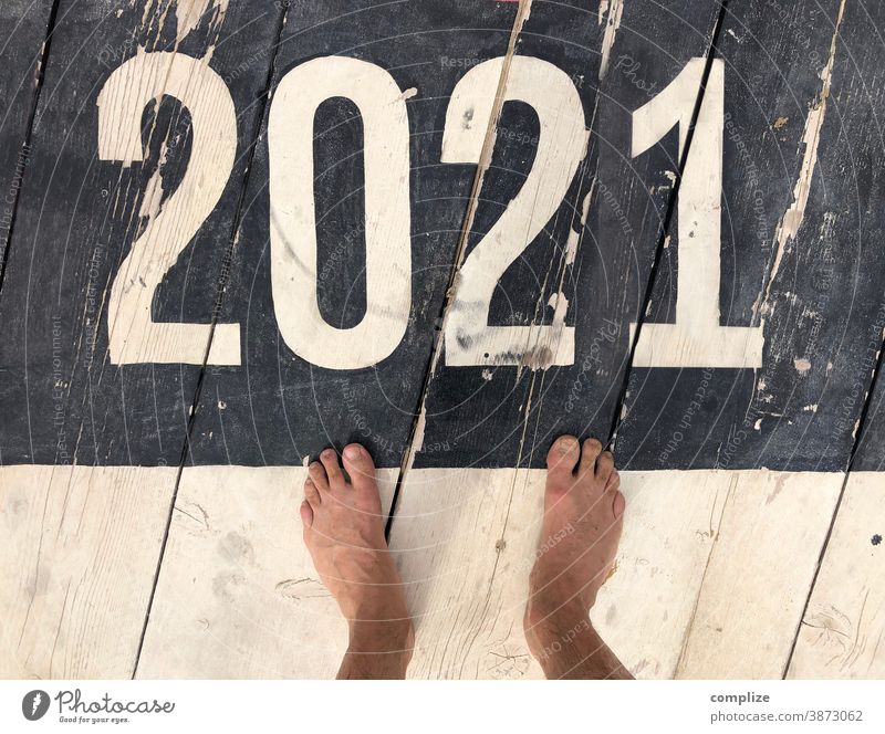 Was bringt 2021? Patina retro Vintage zwanzig 2020-Virus Strand Fuß Vogelperspektive jahresrückblick Holzboden Zahl zahlen Zukunft covid-19 coronavirus