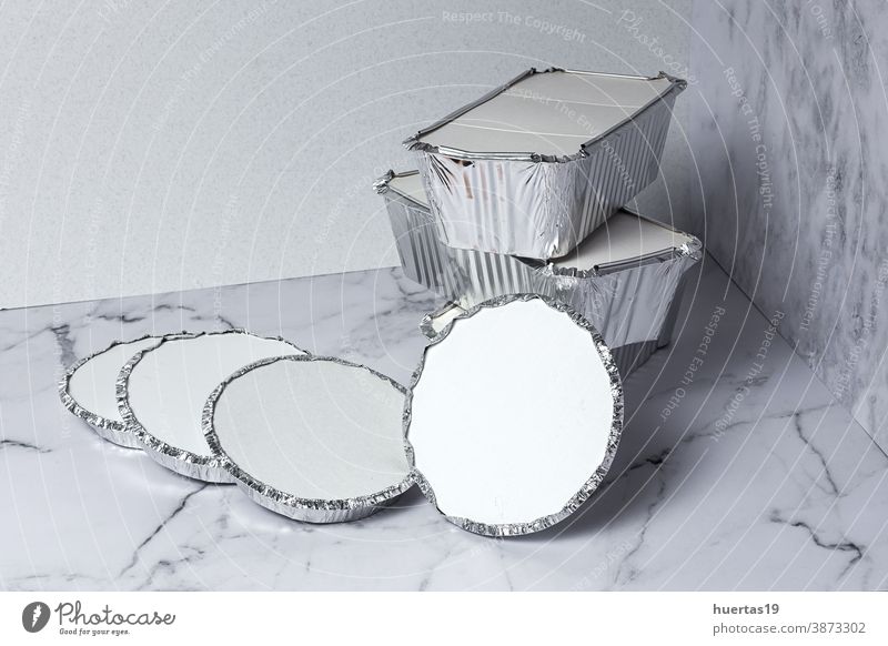 Leere Aluminiumbehälter zum Mitnehmen von Lebensmitteln Container Leichtmetall Tablett leer Metall Silber wegnehmen Objekt Hintergrund blanko Kasten Verpackung