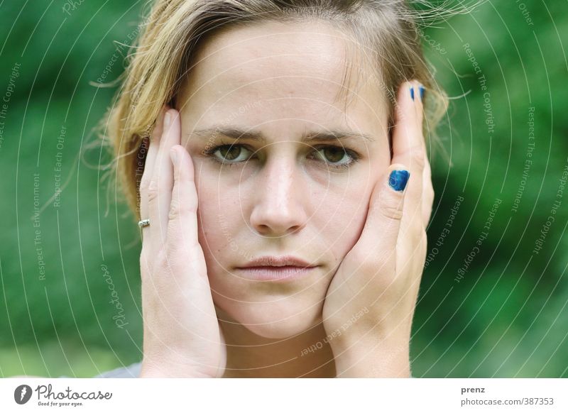 Fremde Hände Mensch feminin Junge Frau Jugendliche Erwachsene Kopf Hand 1 18-30 Jahre blau grün Gefühle Akzeptanz Vertrauen Blick Fingernagel schön Farbfoto