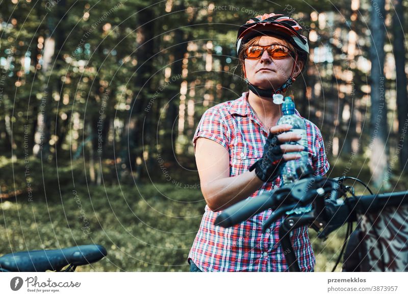 Aktive Frau verbringt Urlaub im Sommer auf einer Fahrradtour im Wald Freude Freiheit fallen Erholung Abenteuer genießen Waldlandschaft Waldbäume Schneise Reiter
