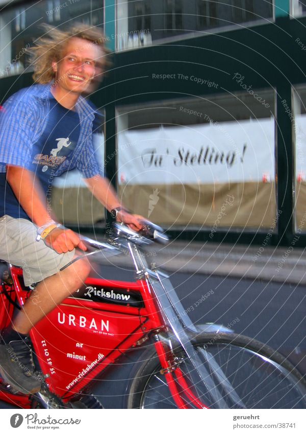 urban rickshaw Fahrrad Rikscha rot Mann vorwärts fahren Unschärfe Sommer Verkehr lachen Bewegung
