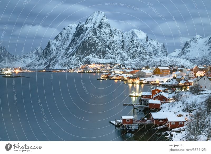 Reine auf den Lofoten zur blauen Stunde Norwegen Skandinavien Winter Schnee Abend Berg Rorbuer Fjord Reinefjorden Küste Norden Ferien & Urlaub & Reisen