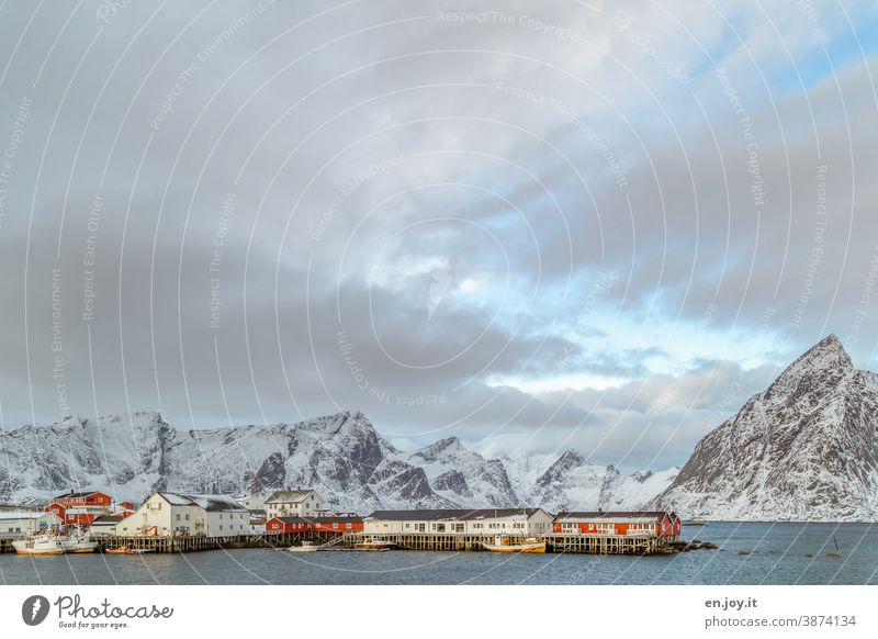 Der Hafen von Hamnoy auf den Lofoten mit Fischerbooten im Winter Norwegen Skandinavien Berge u. Gebirge Schneebedeckte Gipfel Ferien & Urlaub & Reisen Fjord