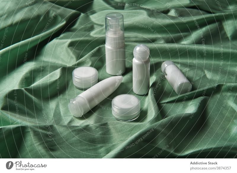 Set mit verschiedenen kosmetischen Produkten für Schönheitsbehandlungen Kosmetik Kunststoff Flasche weiß Glas Hautpflege Leckerbissen sortiert Routine Container