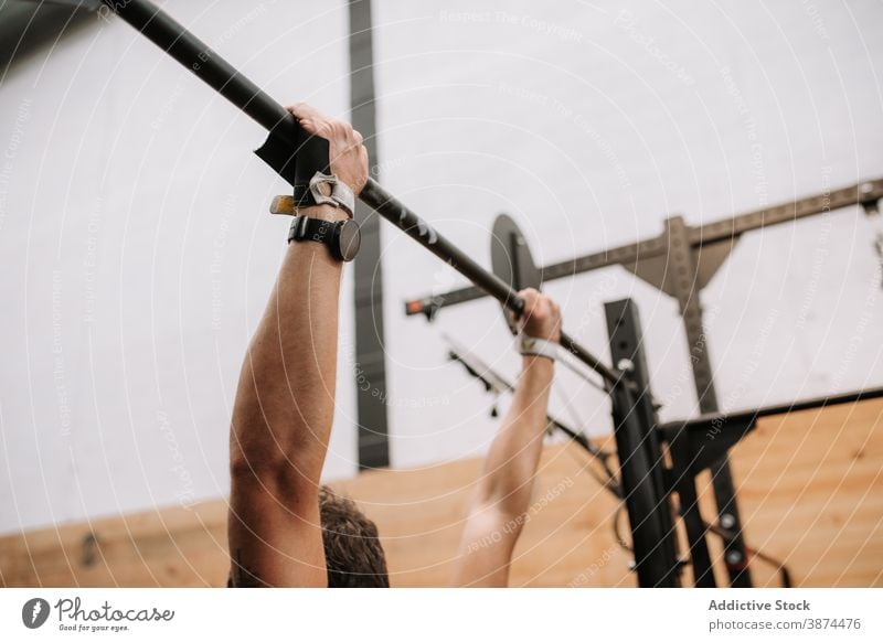 Anonymer aktiver Sportler bei Klimmzügen an der Reckstange hochziehen operativ Training Mann horizontal Bar Fitnessstudio Athlet männlich passen modern